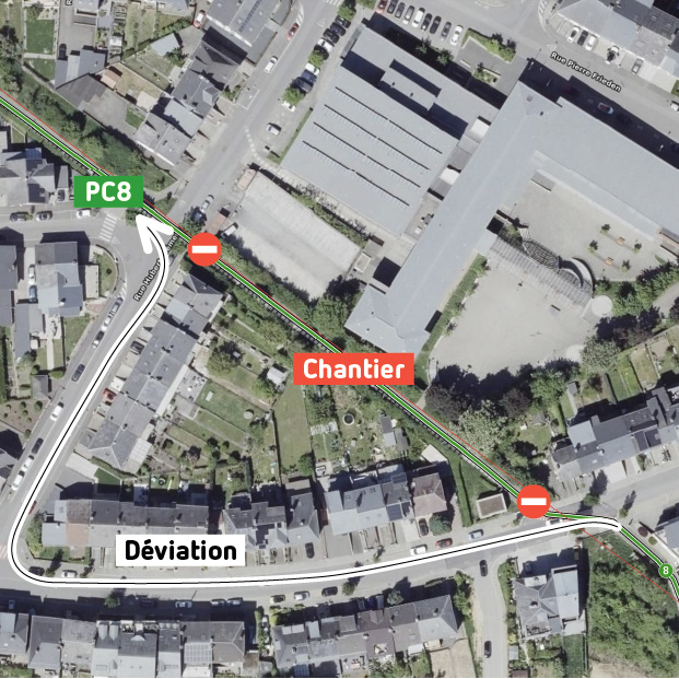 Vue aérienne d’un quartier résidentiel indiquant un chantier sur la Rue de l’Union (étiquette « Chantier ») et un itinéraire de déviation (« Déviation ») balisé avec flèches blanches et panneaux d’interdiction, point de contrôle « PC8 » en vert.